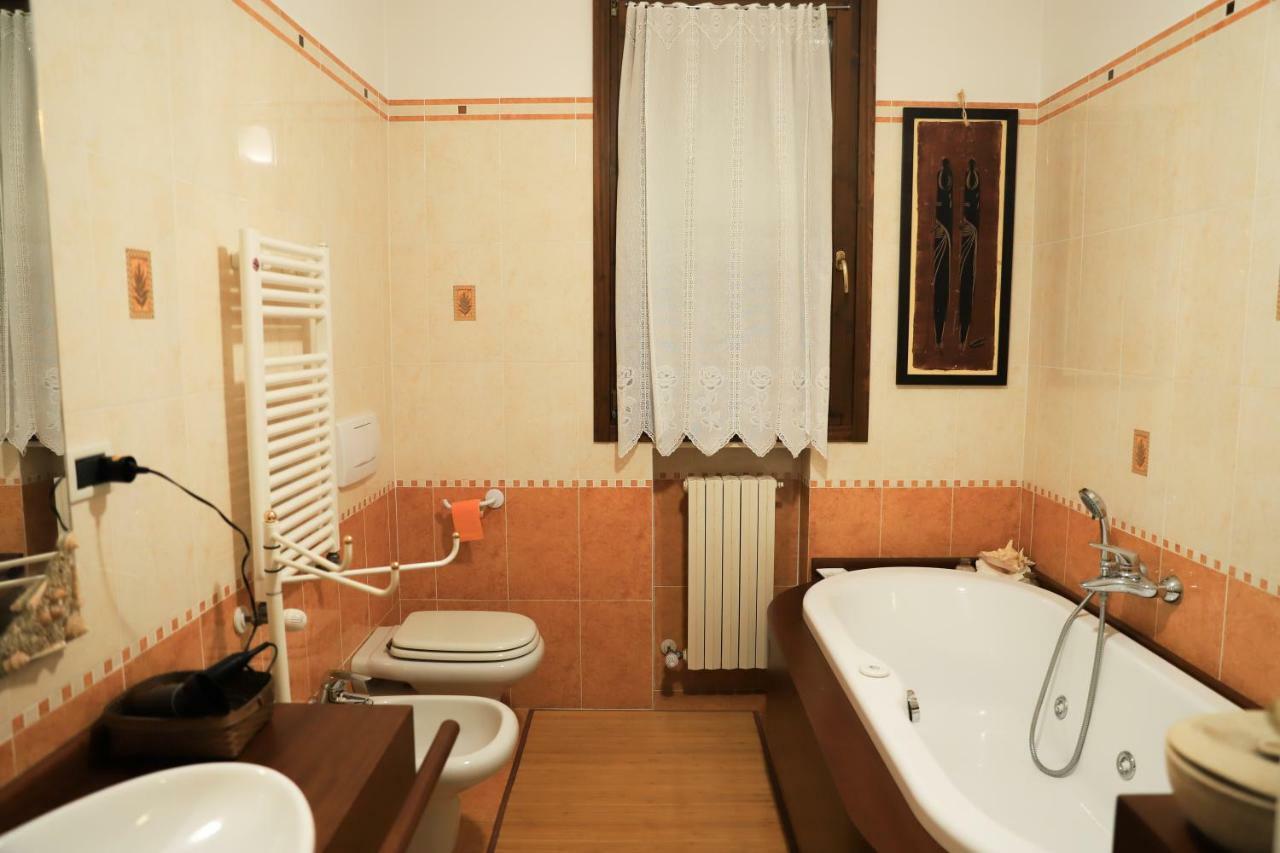 Camera Matrimoniale/Doppia con Letti Singoli con Bagno Privato Esterno